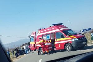 Accident pe DN 75: Patru persoane au ajuns la spital, după ce un Volkswagen a tăiat calea unui Audi şi l-a proiectat într-o altă maşină