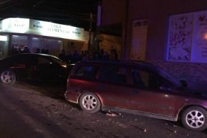 Constanta. Accident rutier la intersectia strazilor Amurgului cu Liliacului. Un autoturism a ajuns in stalp si un altul intr-un imobil. Trei raniti
