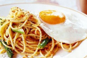 Spaghete cu sparanghel şi ou