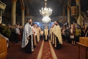 Trei ierarhi slujesc, astazi, la o celebra biserica din Dobrogea