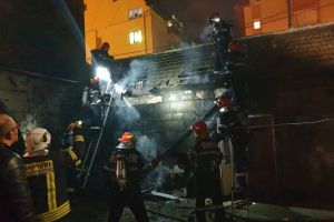 FOTO Incendiu la o casă pe strada Dorobanţilor – Flăcările s-au extins la locuinţa vecină