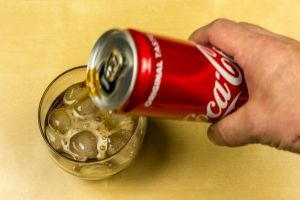 Un bărbat a găsit un şoarece mort în cutia de Coca-Cola, imediat după ce a terminat de băut. Reacţia companiei