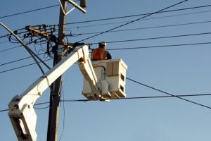 Mai multe străzi din Braşov şi Sânpetru rămân fără curent electric