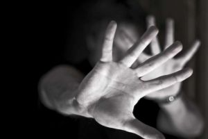 Reţinut pentru violenţă în familie, după ce şi-a agresat mama în vârstă de 71 de ani