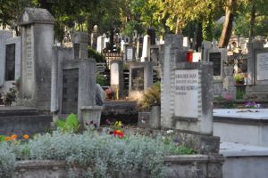 Morţii nimănui, îngropaţi de preotul Cătălin Dumitrean