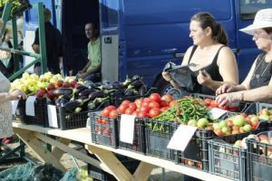 Zeci de comercianţi din toate zonele ţării prezintă roadele toamnei, la Cristur