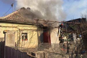 UPDATE FOTO Casă în flăcări la Șura Mare