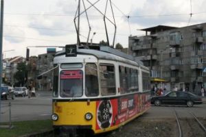 Un pensionar a căzut din tramvai
