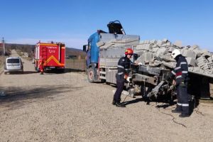 Un tren de călători a acroşat un camion încărcat cu materiale de construcţii