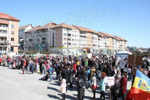 Câteva sute de tineri au manifestat, sâmbătă, împotriva avortului