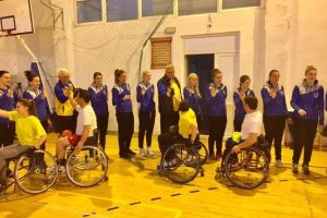 Handbalistele Coronei au jucat un meci in scaun rulant