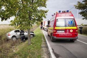 Tânăr la spital după ce a ieşit cu maşina de pe şosea, în Timiş