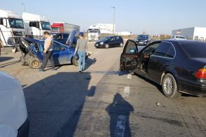 Maşină făcută acordeon în urma unui accident de circulaţie, lângă Timişoara