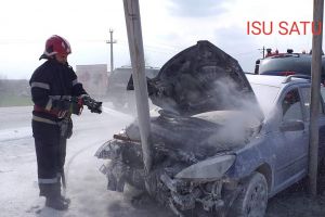 FOTO. Accident! Maşină cuprinsă de flăcări la ieşire din Satu Mare. Intervin pompierii