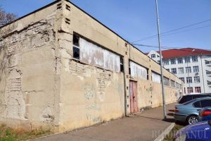 Pică tencuiala: Punct termic în stare deplorabilă, în una din cele mai tranzitate zone din Oradea