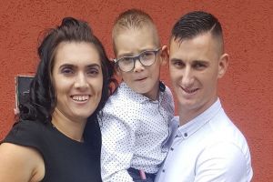 Ștefan vrea să se bucure de copilărie – Micuţul din Sibiu are nevoie de patru orteze ca să poată merge