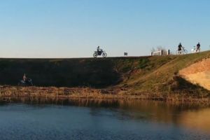 Cu motorul pe pista de biciclete spre sârbi. Enduro şi slalom printre biciclişti în zona Utvin