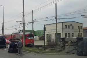 ACCIDENT RUTIER în municipiu! În urma impactului o maşină S-A RĂSTURNAT