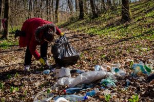 Ecologizare în Valea Roşie: 50 de voluntari au adunat PET-uri, sticle, roţi de bicicletă şi scutece aruncate în aria protejată (FOTO)
