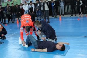 Elevii învaţă să acorde primul ajutor
