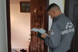 RAZIE într-un bloc de locuinţe sociale din Arad! Ce au descoperit poliţiştii (GALERIE FOTO)