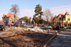 Interzis la dreapta! Reamenajarea statuii Traian Moşoiu restricţionează circulaţia pe strada Matei Basarab în Oradea