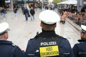 Poliţişti atacaţi cu pietre în timpului unui Flash Mob 