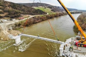 FOTO, VIDEO. Trecerea cu brudina spre Căpud şi Peţelca va deveni istorie: Astăzi a fost ridicată şi montată prima grindă la viitorul pod peste râul Mureş