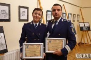 FOTO / VIDEO: Doi poliţişti talentaţi din Alba, un colecţionar şi un grafician, au expus în holul Casei de Cultură a Studenţilor, de Ziua Poliţiei Române