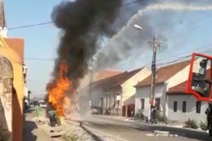 Incendiu puternic la un microbuz, în centrul Detei