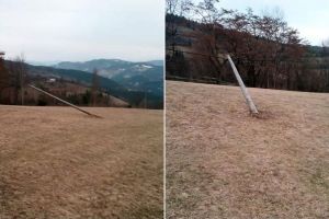 FOTO / ȘTIREA TA: PERICOL de ELECTROCUTARE în cătunul Popeşti, Scărişoara. Stâlpi înclinaţi, cu firele care aproape ating pământul