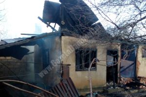 RĂZVAD: Un bătrân a dat foc la două case, încercând să cureţe grădina de uscături (VIDEO)