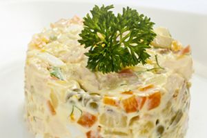 Salată de boeuf cu piept de pui