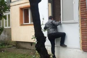 A intrat pe geam, a ciordit un telefon dar, de frică, s-a întors şi l-a lăsat pe pervaz