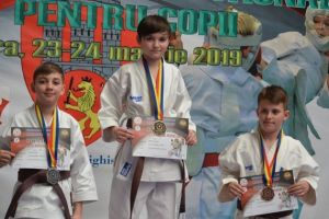 11 karatişti braşoveni, pe podium la naţionalele pentru copii