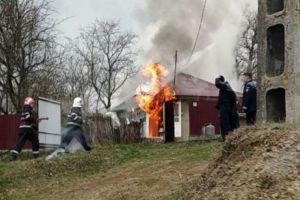 Piroman de Botoşani. A cotonogit-o şi a dat foc la casă