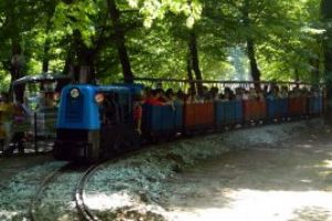 Trenuletul copiilor este pregatit sa “alerge” pe sinele din Parcul “Regina Maria”