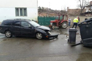 FOTO – Maşină izbită de un tractor din cauza unui şofer neatent – O tânără este rănită