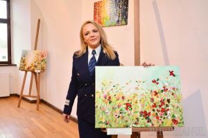 Poliţista cu cuţitul: Purtătoarea de cuvânt a Poliţiei Bihor şi-a expus tablourile realizate printr-o tehnică specială (FOTO)