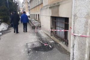 Aviz baimarenilor! Nu treceti pe langa Centrala Minelor deoarece cad bucati de tencuiala. Fatada cladirii se degradeaza de la o zi la alta