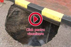 Crater imens apărut pe bulevardul George Enescu, de la o avarie la reţeaua de apă