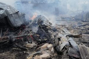 O casă şi anexele din jur au fost distruse, din cauza unui incendiu de vegetaţie uscată