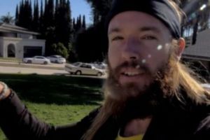 Protest care a produs silă: Mănâncă un cap de porc crud la festivalul veganilor