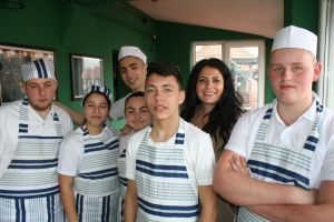 Cei mai talentaţi viitori bucătari s-au întrecut în preparat pizza (FOTO)