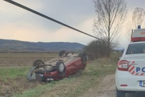 Un şofer turmentat s-a răsturnat cu masina, în Cisteiu de Mureş. Avea o alcoolemie de de 1,45 mg/l alcool pur în aerul expirat