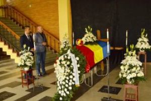 Coroana de flori depusa de executivul Consiliului Judetean in memoria profesorului Lascar Pana (FOTO)