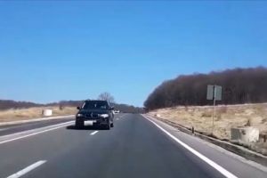 Prostie sau…? Șofer suprins pe contrasens pe DN1, deşi există 2 benzi şi separatoare de sens