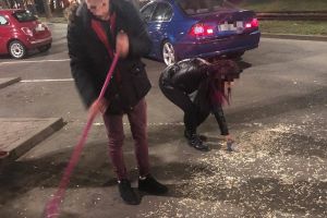 Nesimţirea, SANCȚIONATĂ! Doi tineri s-au ales cu AMENZI pentru coji de seminţe aruncate pe jos (GALERIE FOTO)