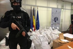 Captură record făcută de DIICOT! O tonă de cocaină, descoperită într-o barcă