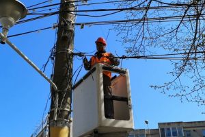 Continua lucrarile de taiere a cablurilor tv, telefonie si internet neetichetate de pe principalele bulevarde din municipiul Constanta